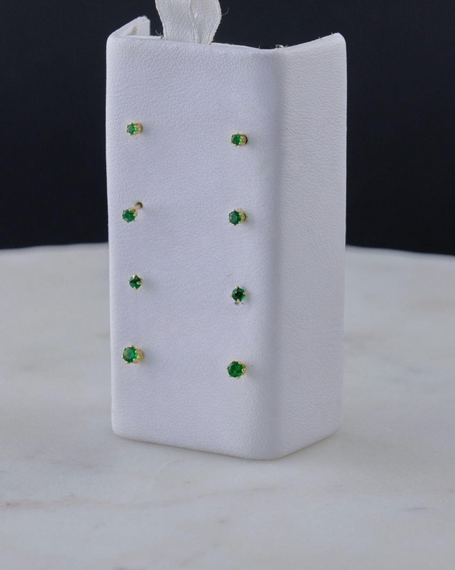 ✨ Topos Stud Circón Tipo Esmeralda – Oro Laminado 18K