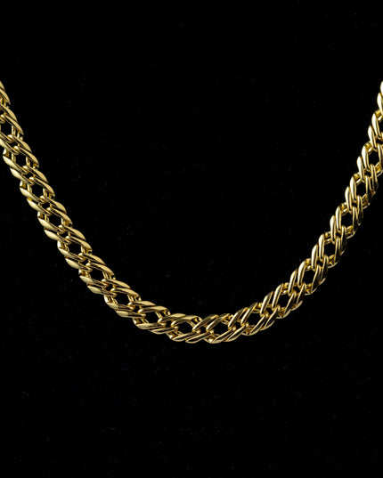 Cadena Entrelazada 4mm – 65cm  Presencia sin exceso.