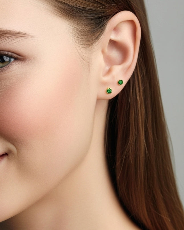 ✨ Topos Stud Circón Tipo Esmeralda – Oro Laminado 18K